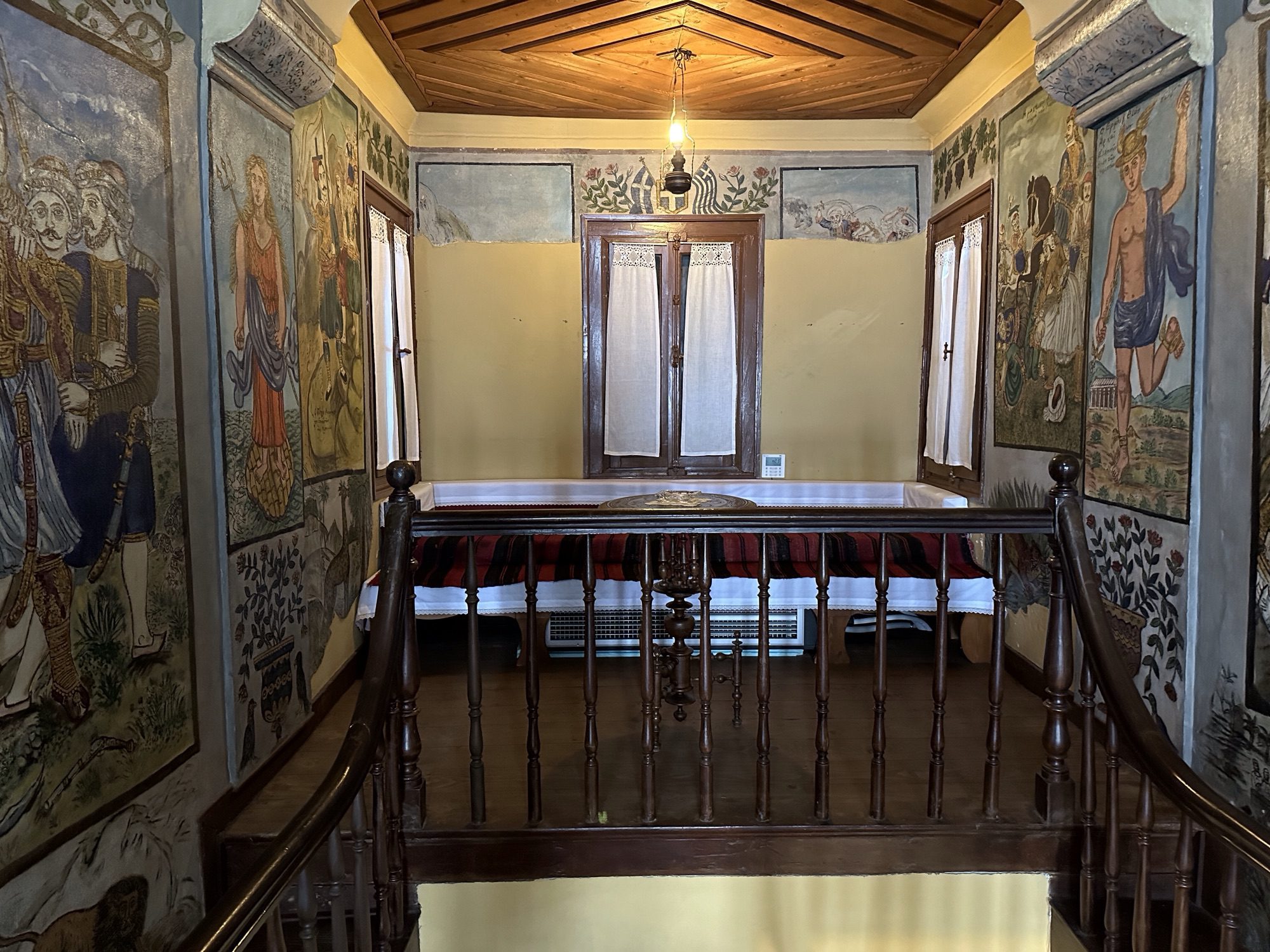 Traphal van het Kontos huis, Anakásia, Centraal Griekenland: muren beschilderd met allerlei taferelen.