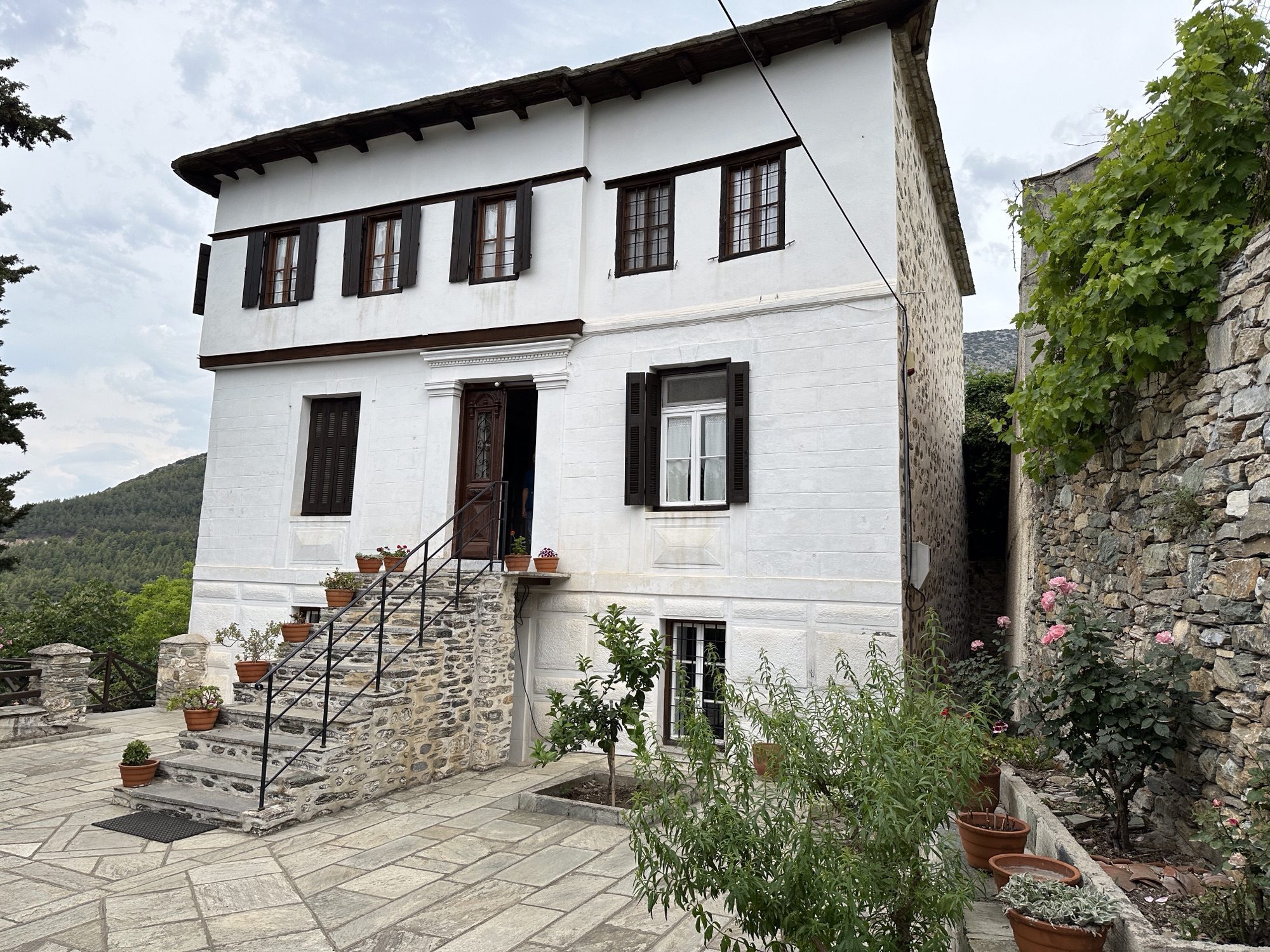 Kontos huis, Anakásia, Centraal Griekenland: groot, wit.