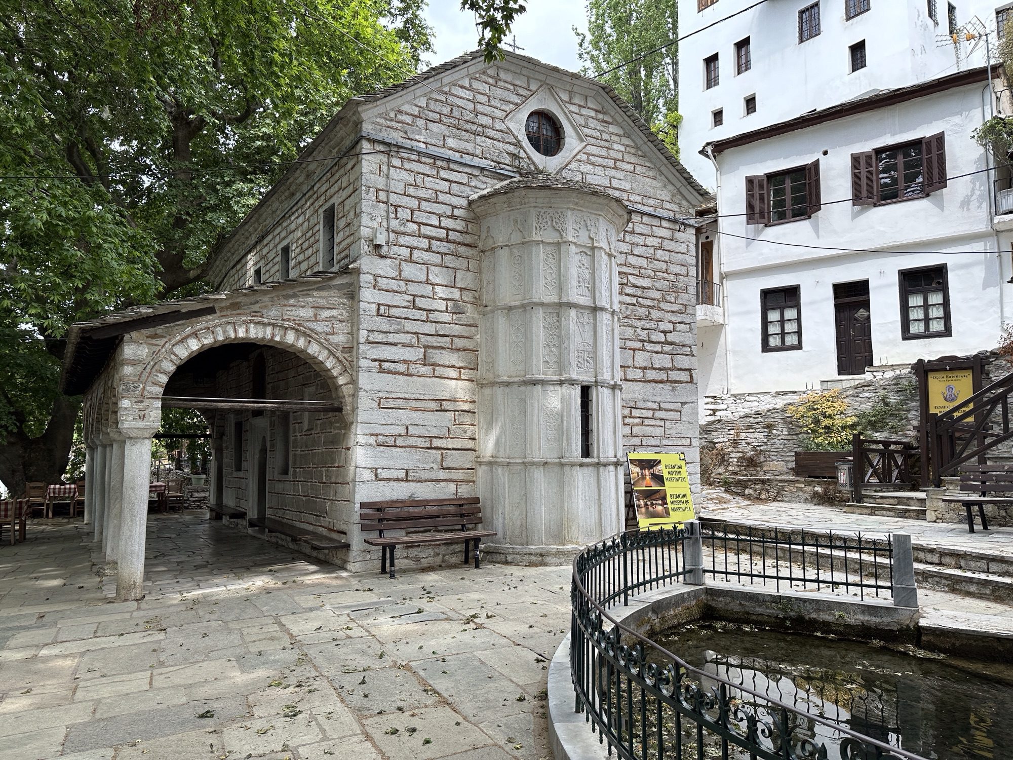 Grijs, stenen kerkje in Makrinitsa, Pelion