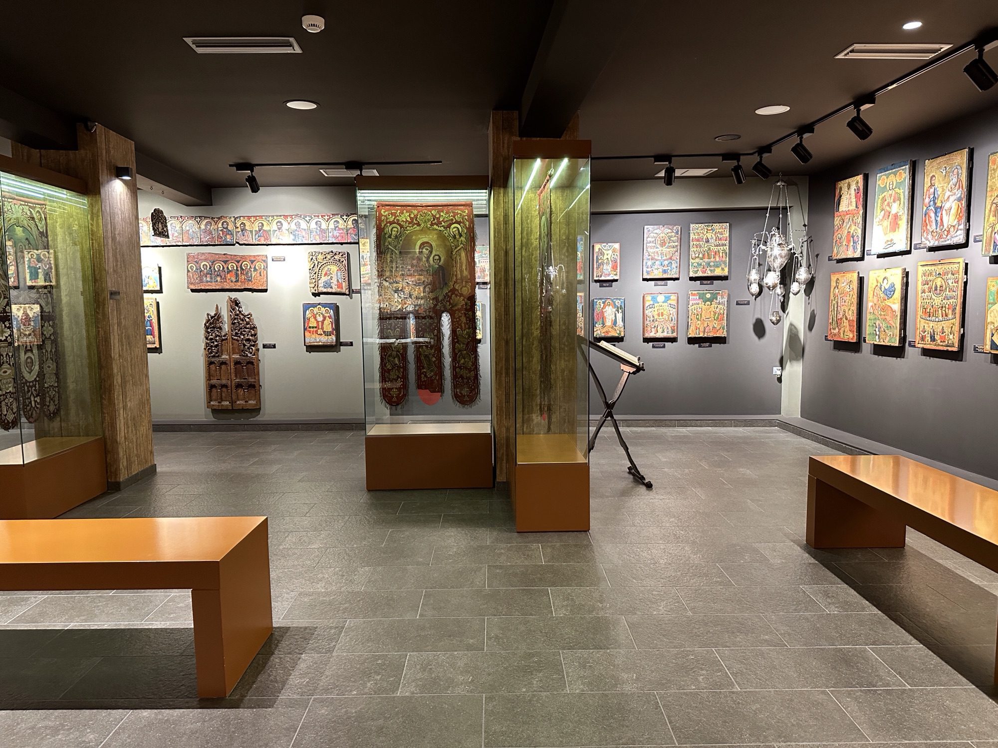 Binnen in museum van Makrinitsa, Pelion: murren met vele schilderijen