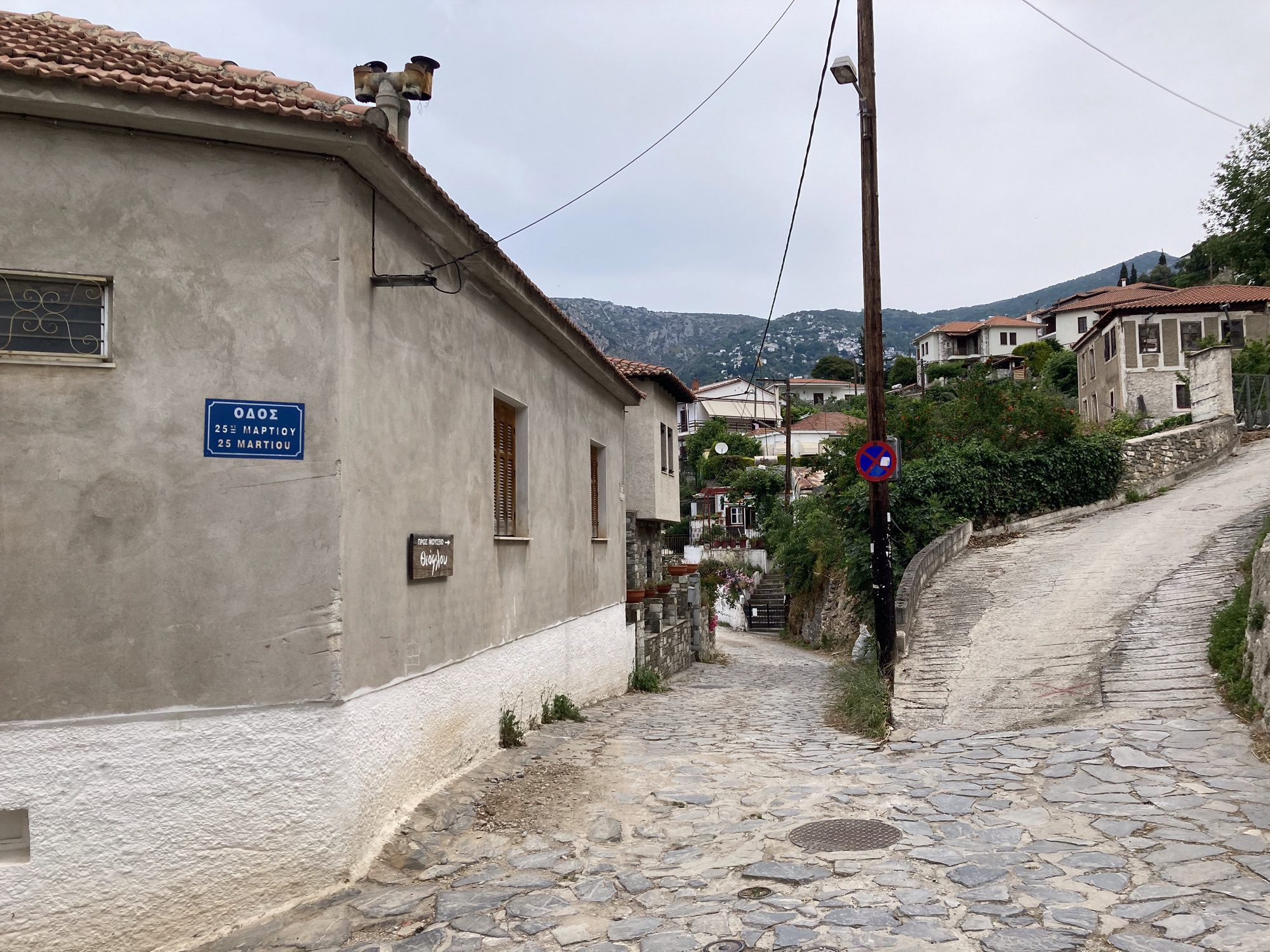 Een dalend en een stijgend straatje op weg naar het Kontos huis, Anakásia, Centraal Griekenland