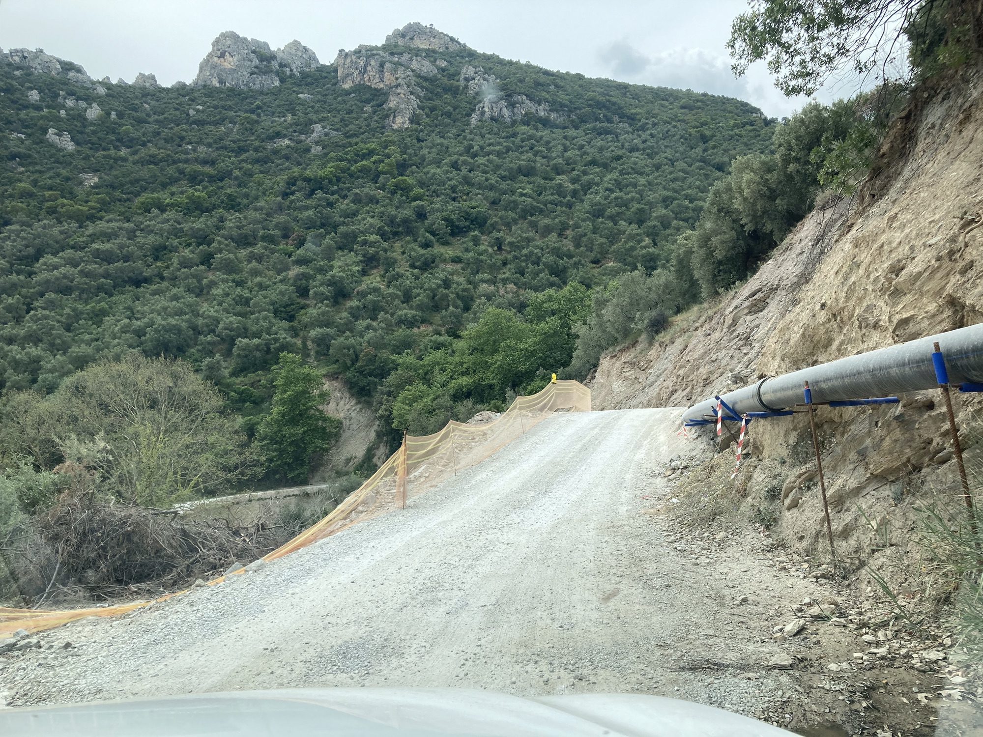 Bochtige grindweg in groene bergen in Drakea, Pelion, Centraal Griekenland