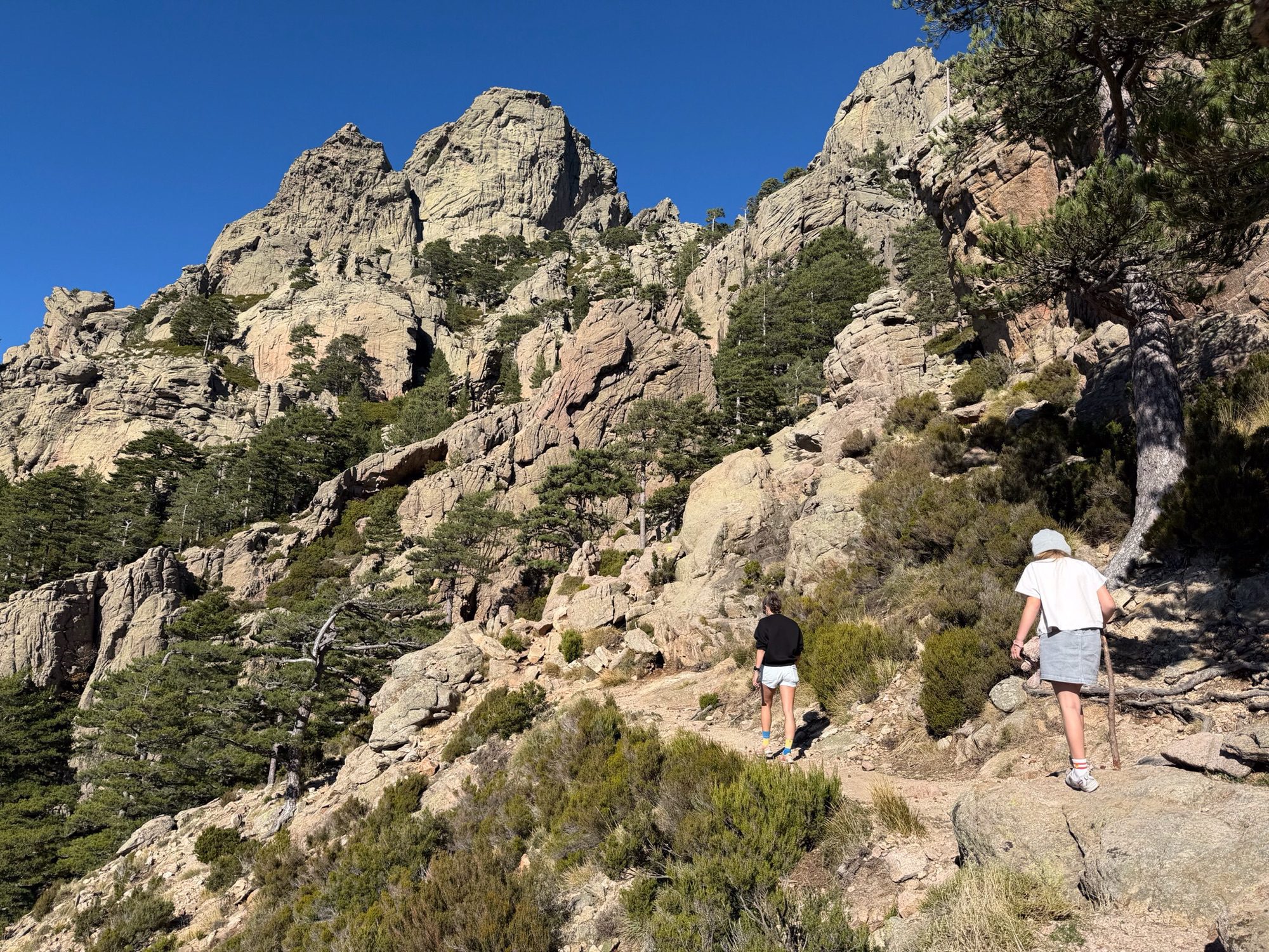 Toeristen op bergpa
d langs de rotsen.