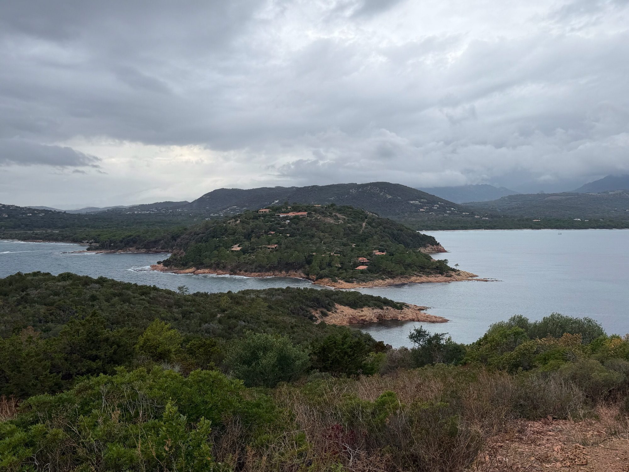 Zicht op vasteland vanaf Pinarello eiland.