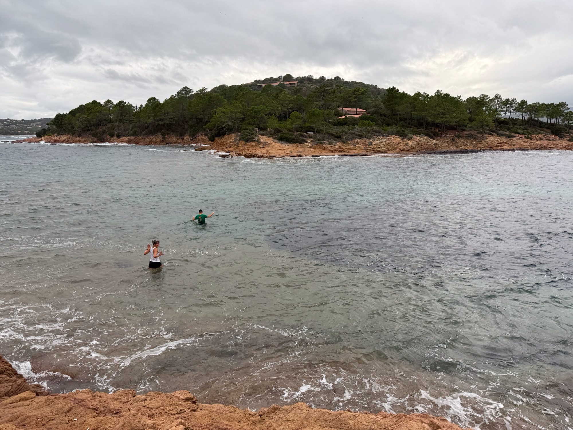 Joggers steken over naar het Pinarello eiland.