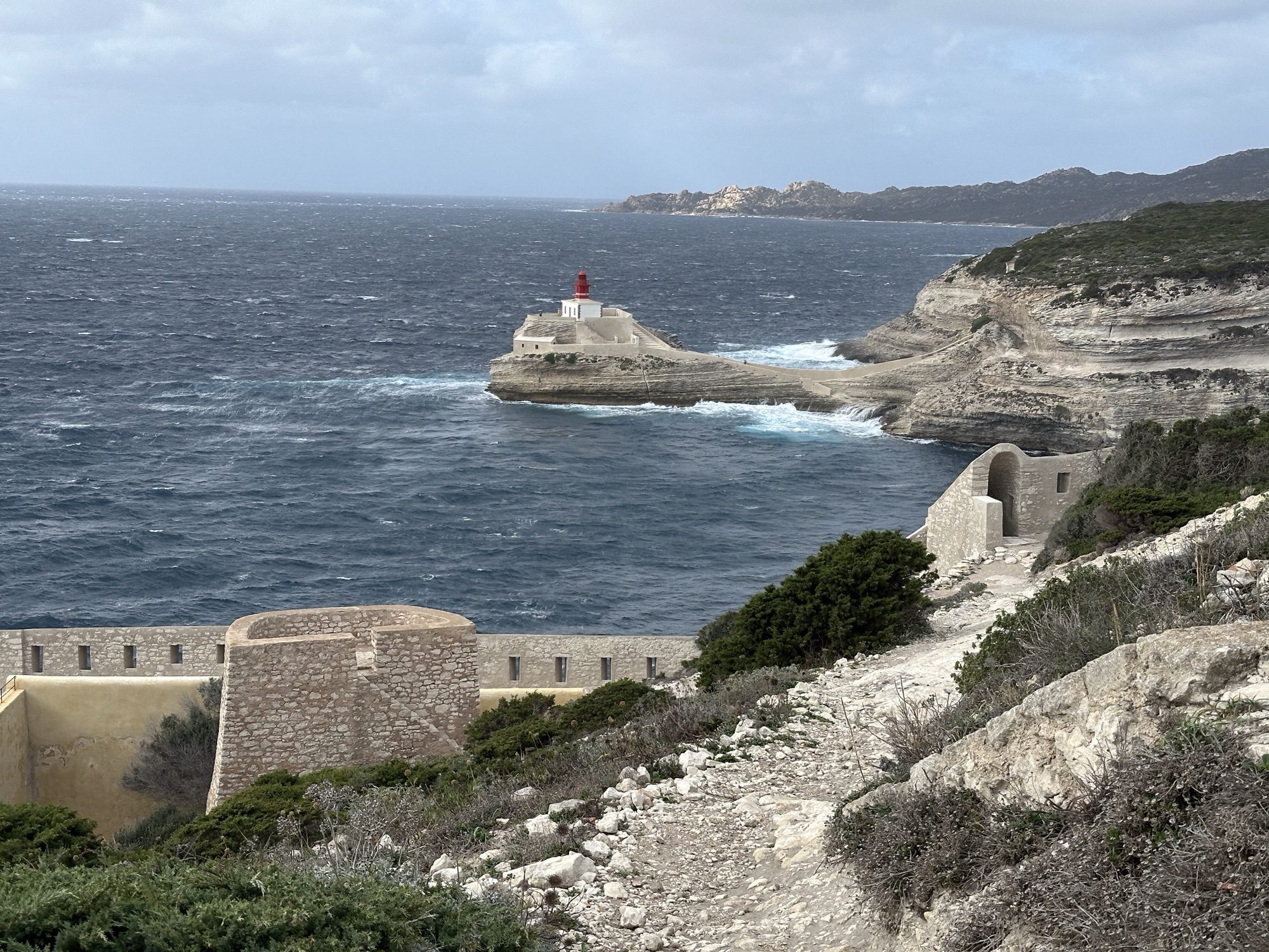 Vuurtoren op rotsen bij Bonifacio.