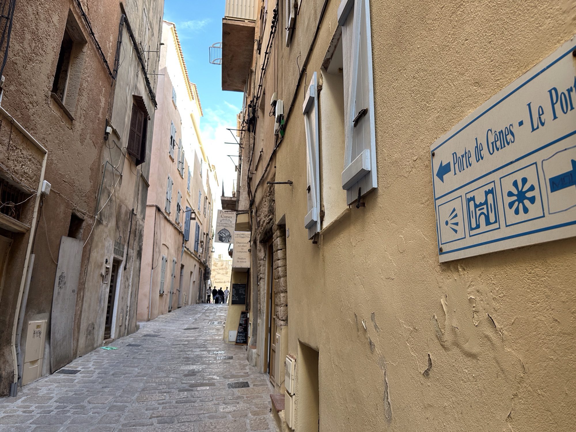 Smalle, geplaveide straat in Bonifacio.