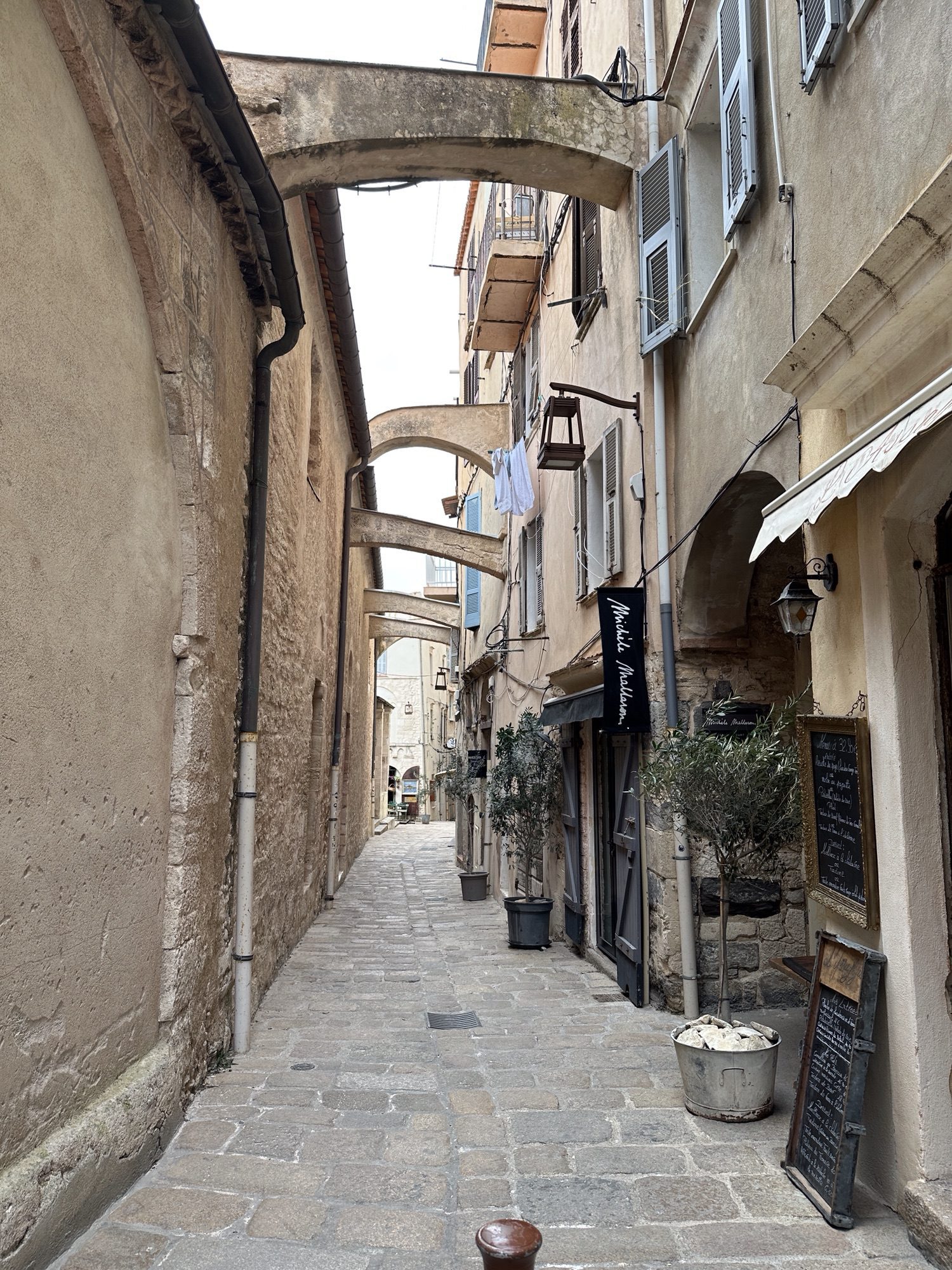 Smalle straat in Bonifacio.