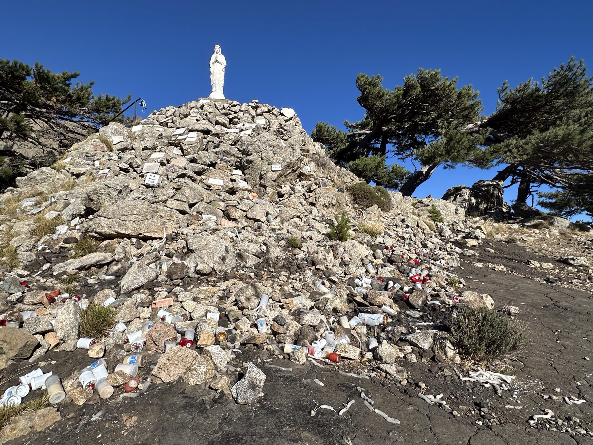 Madonna op berg met stenen.
