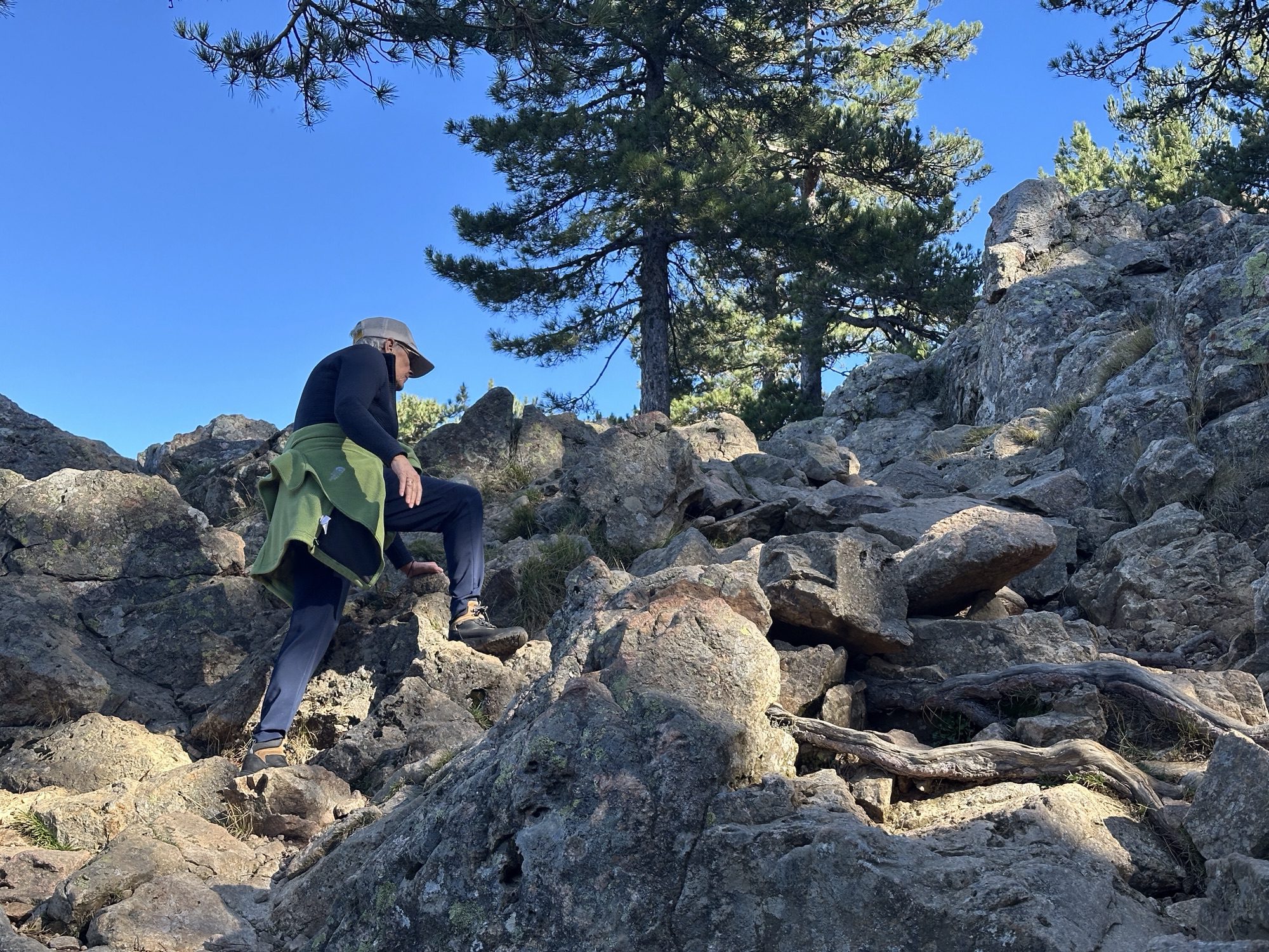 Toeriste stapt omhoog op de rotsen.