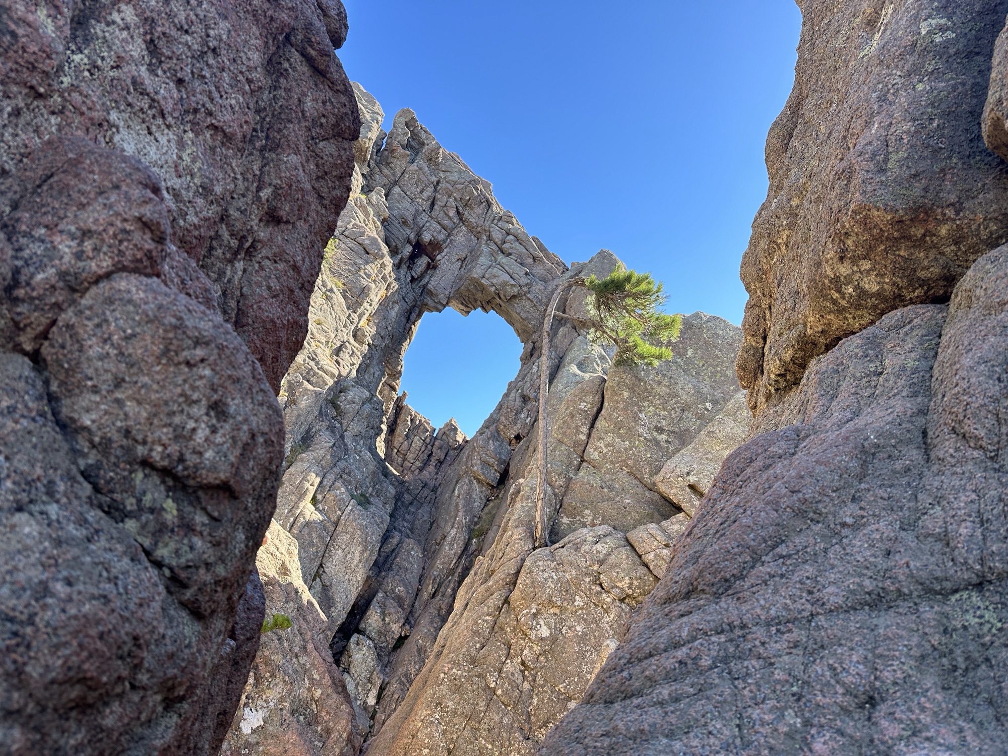 Cirkelvormig gat in rotswand.
