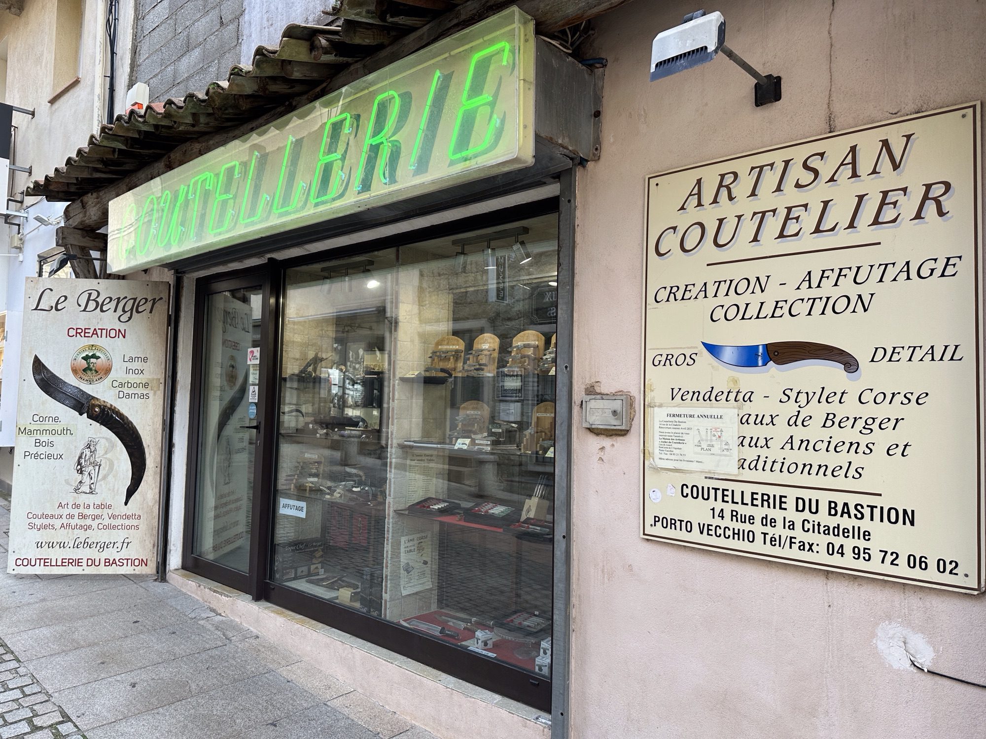 Vitrine van messenwinkel.