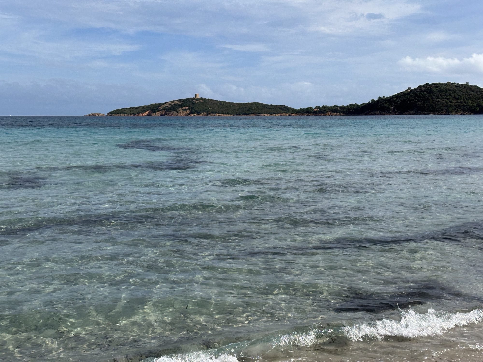 Zee met in de verte de toren van Pinarello.