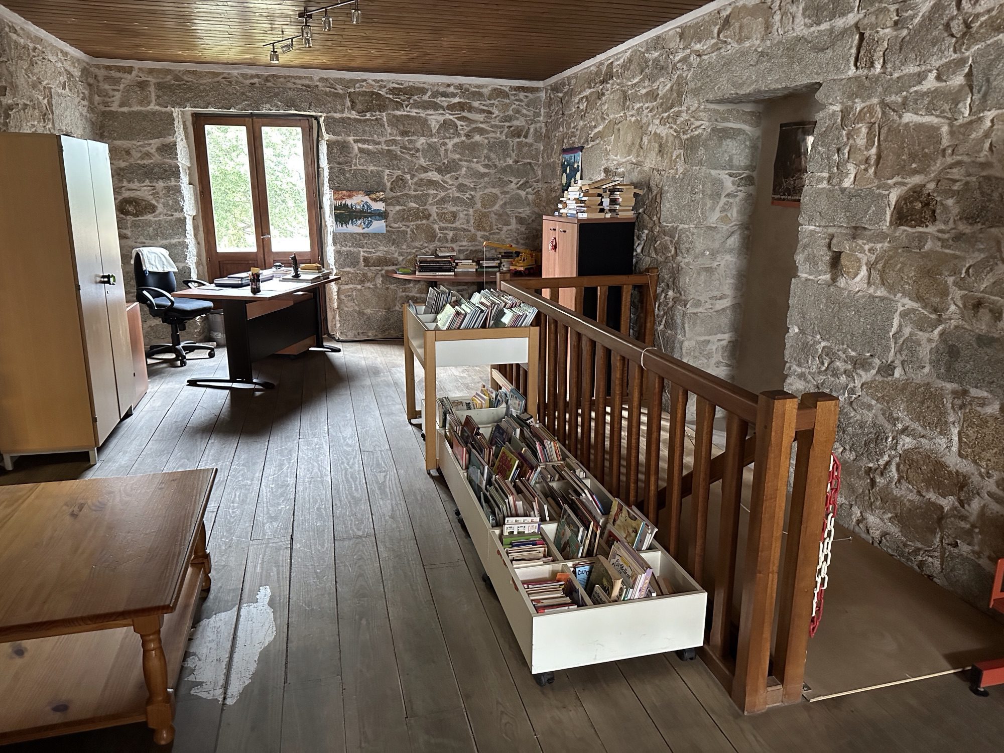 Interieur van bibliotheek van Conca.