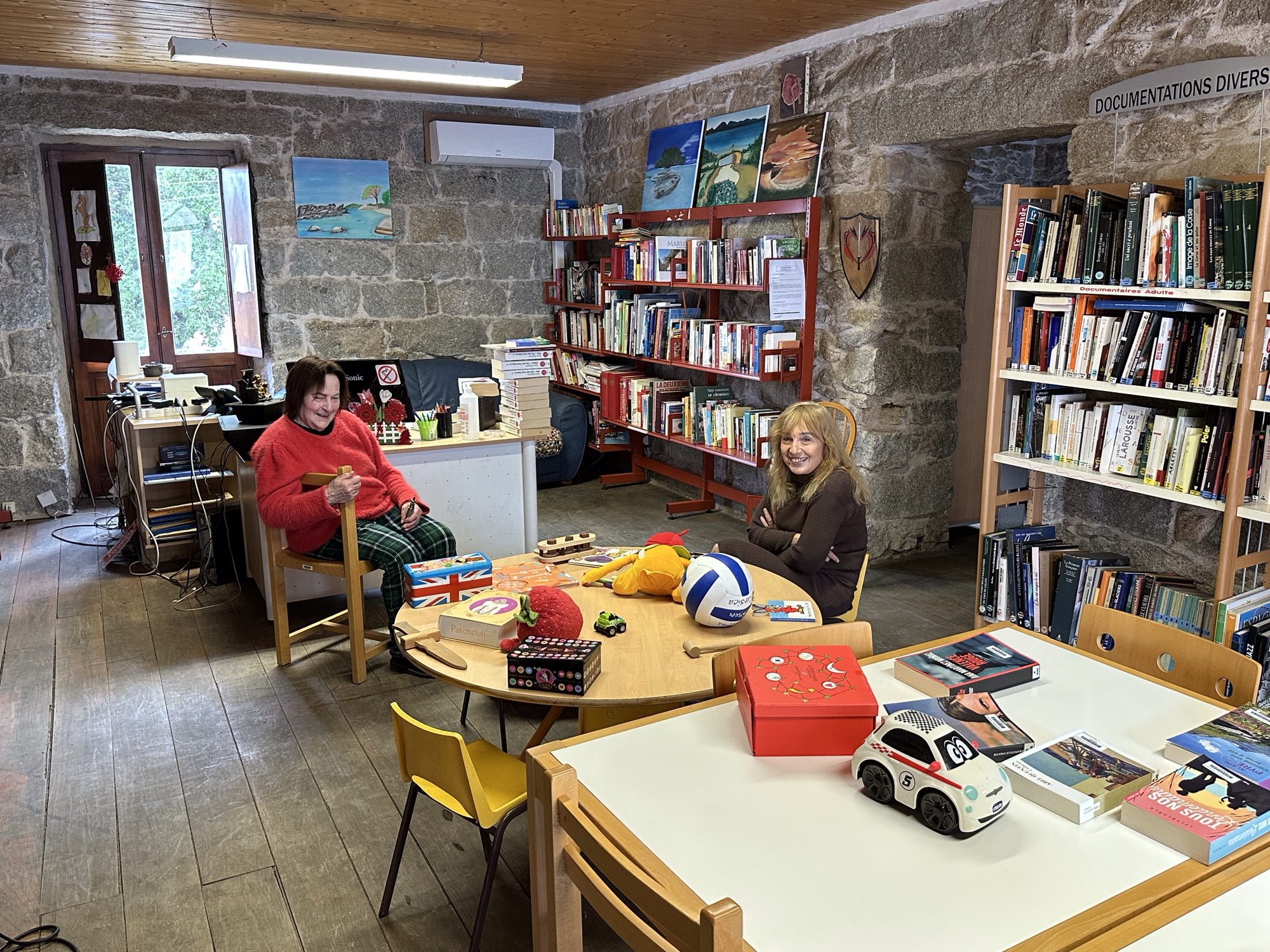 Conca bibliotheek met 2 dames.