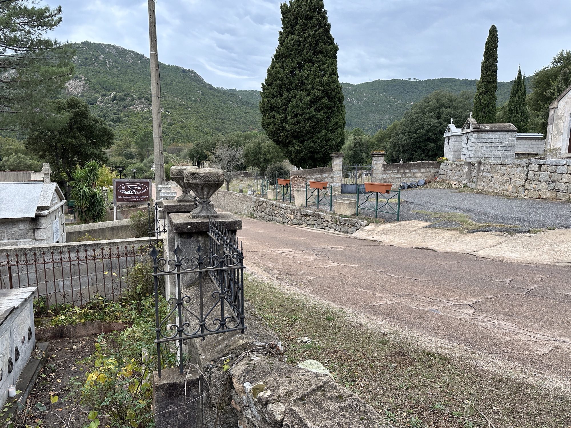 Straat met langs weerszijden graven.