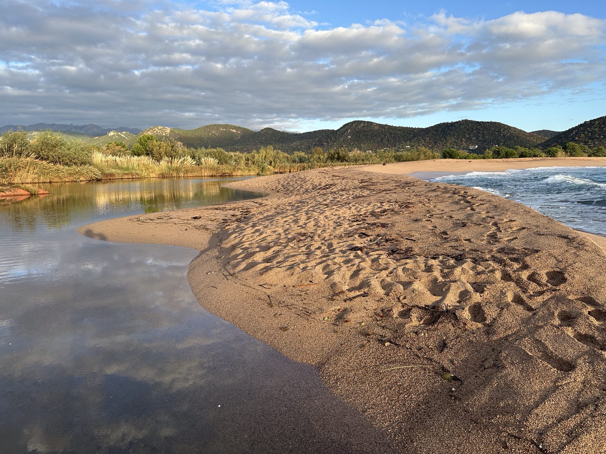 Zandstrand tussen meer en zee.