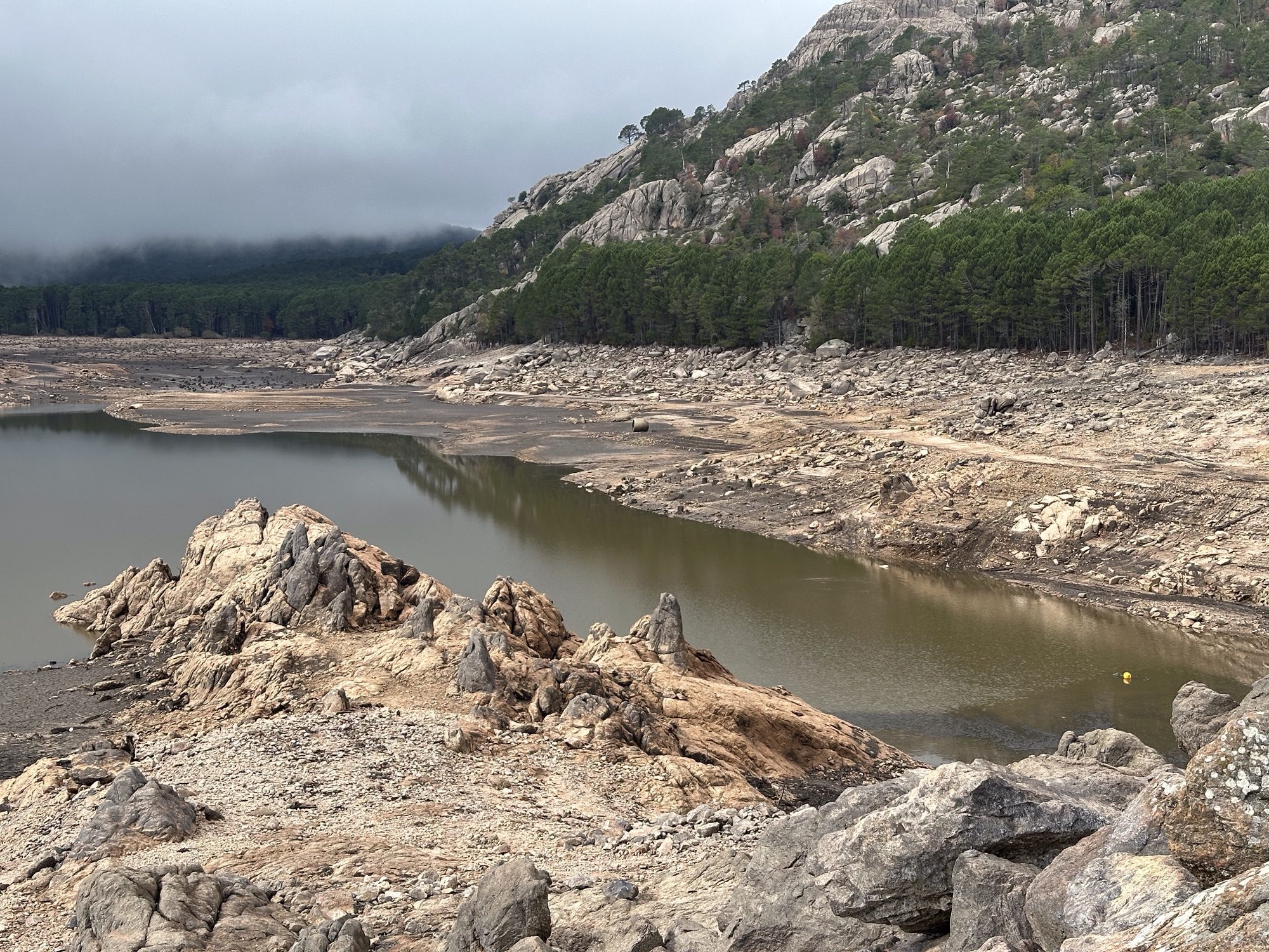 Bergen, rotsen, nog een beetje water aan dam.