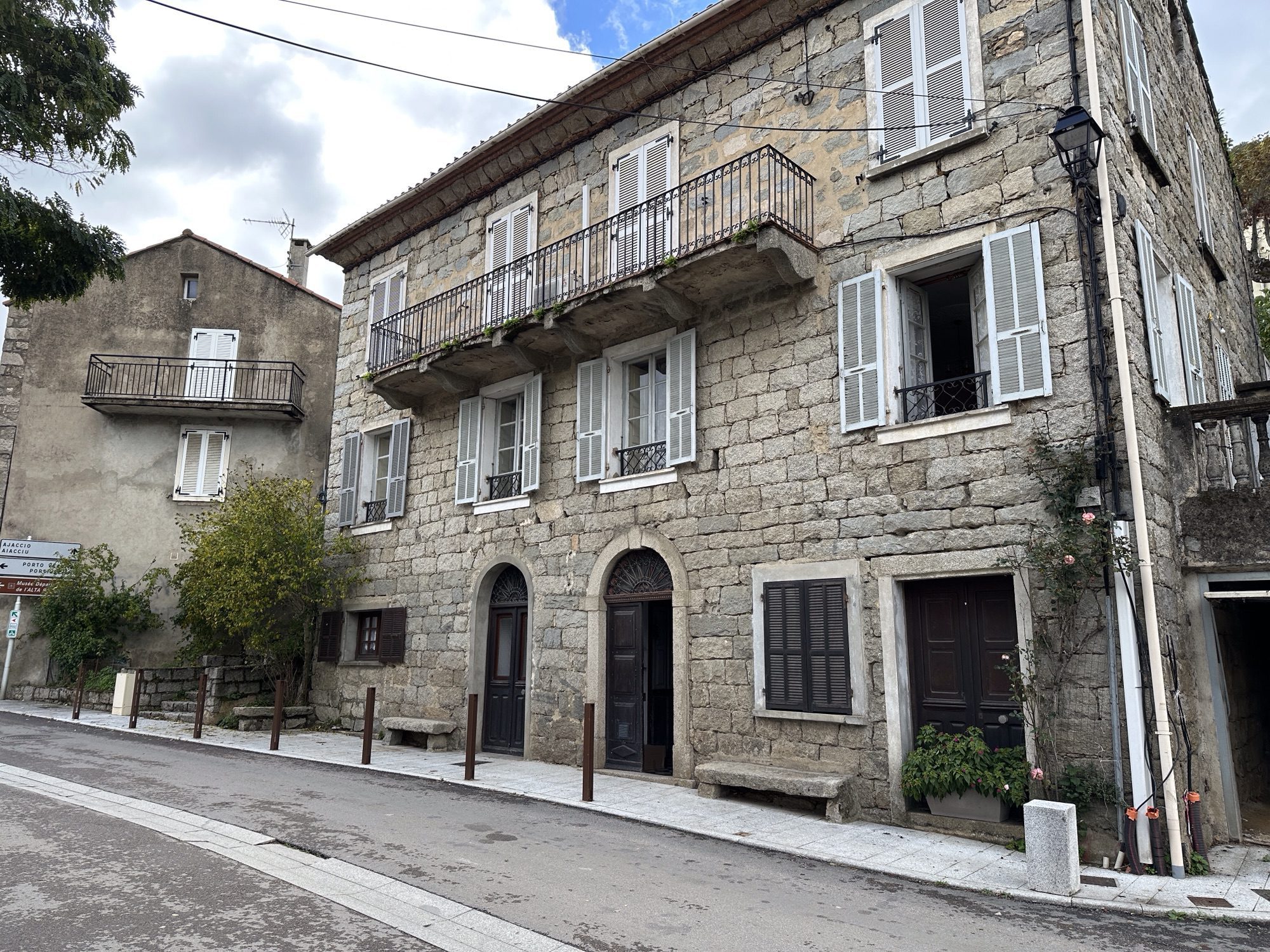 Straat met statig huis in Levie.