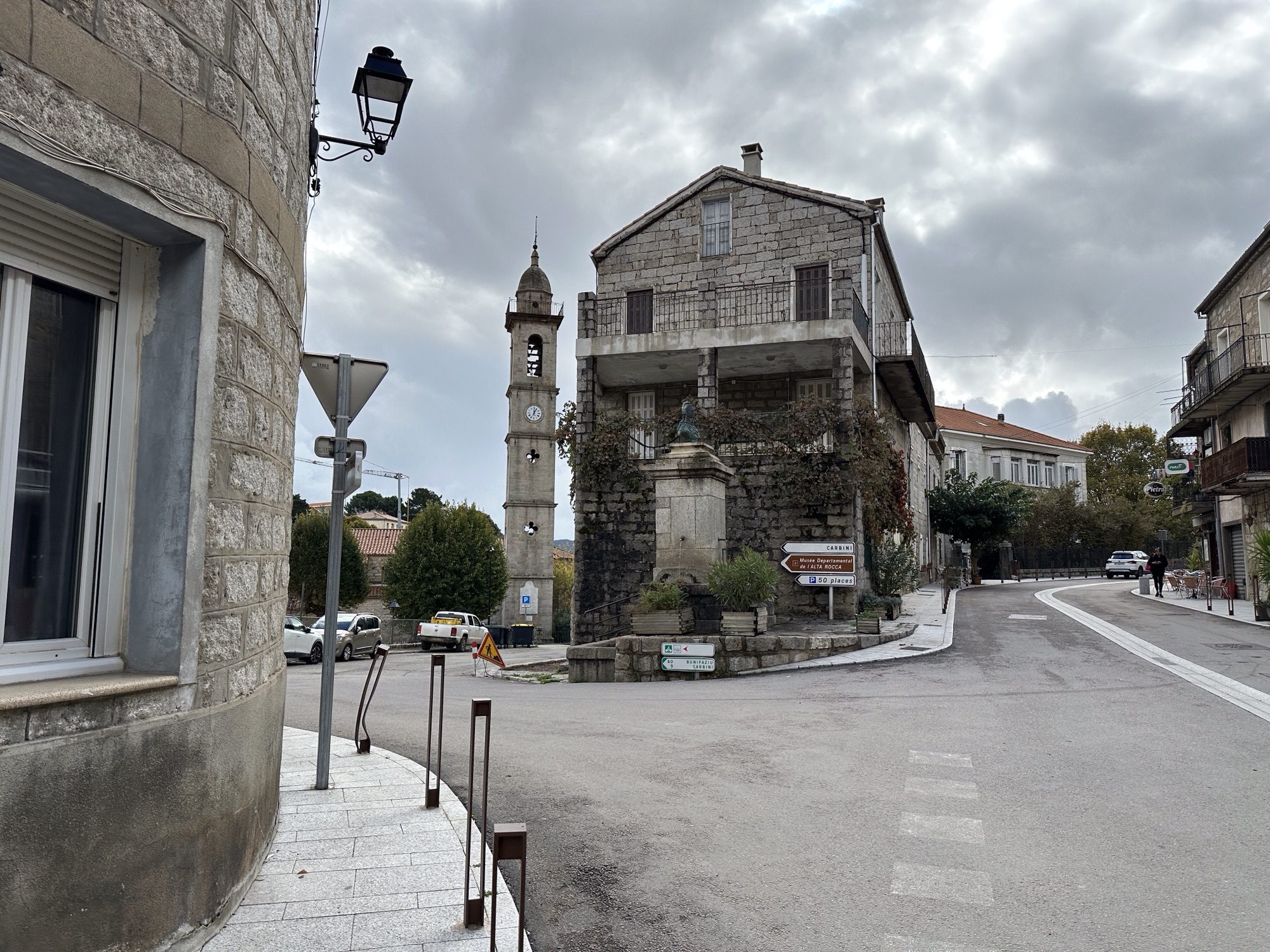 Plein met klokkentoren in Levie.