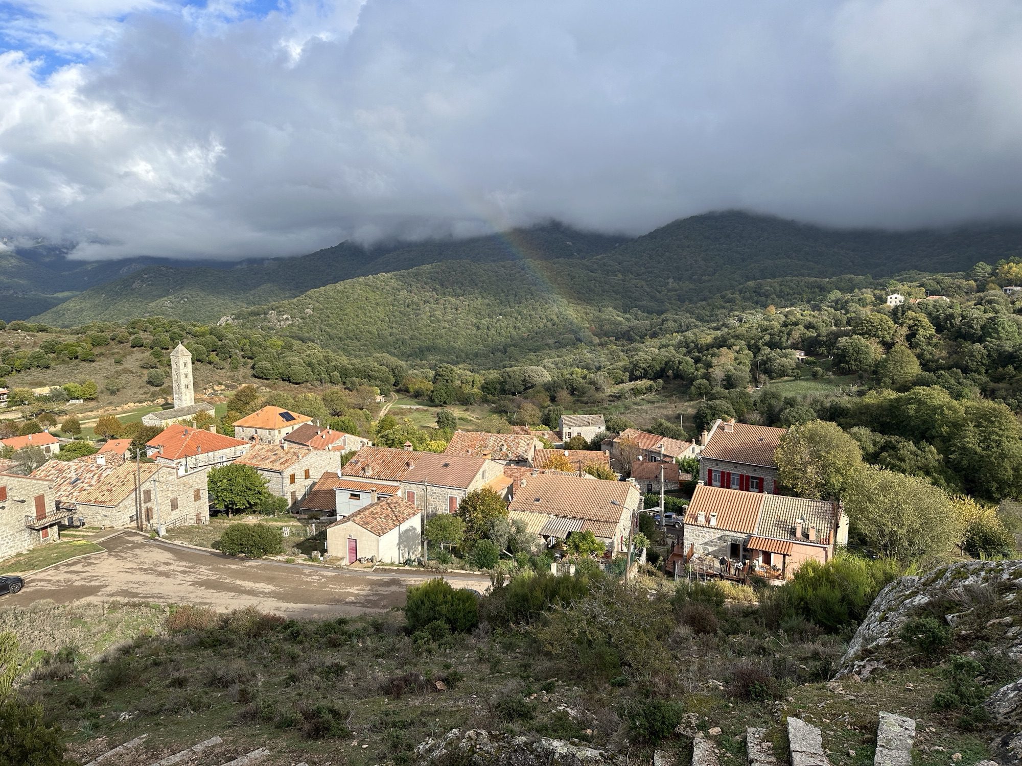 Panorama over de bergen en Cabrini.