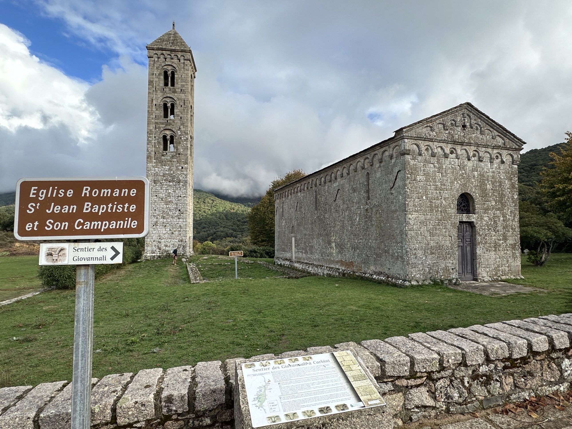 Romaanse kerk en campanile van Cabrini.