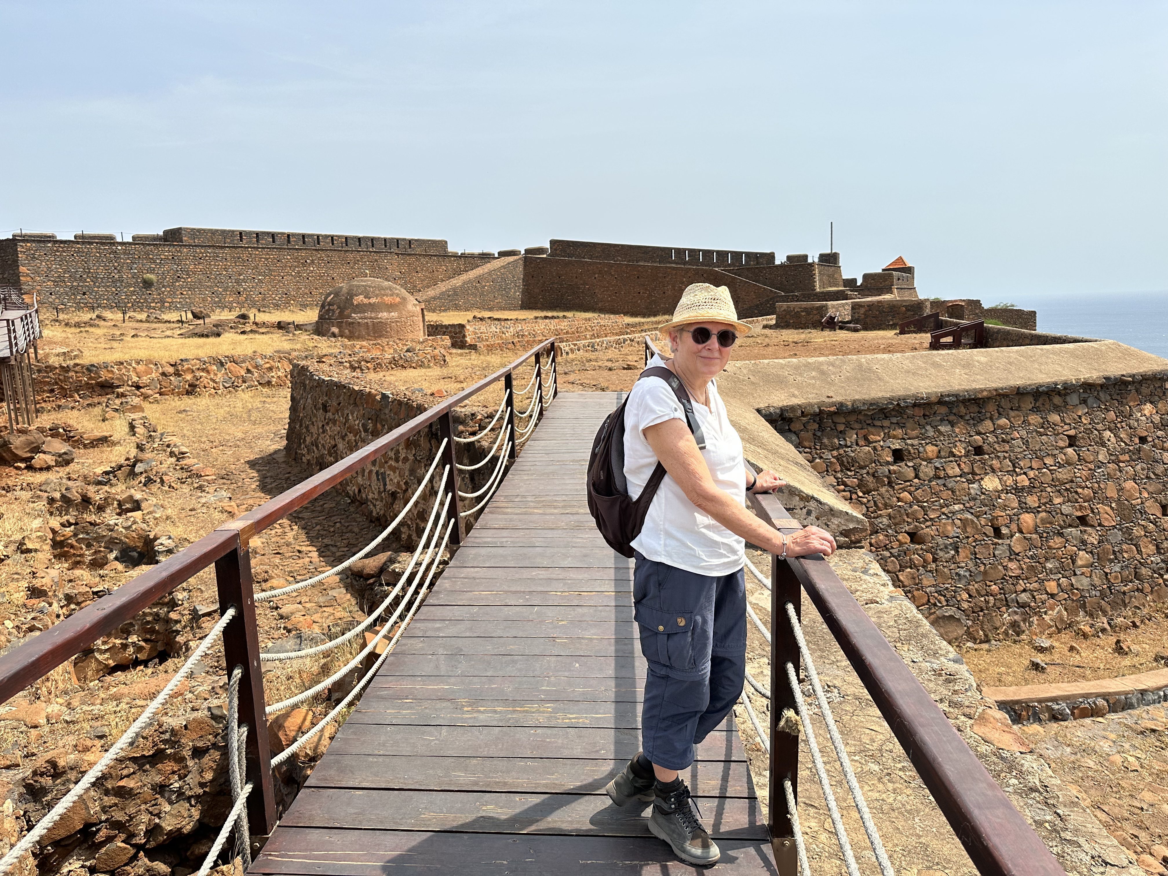Toeriste op loopbrug in het Forte Real do São Felipe.
