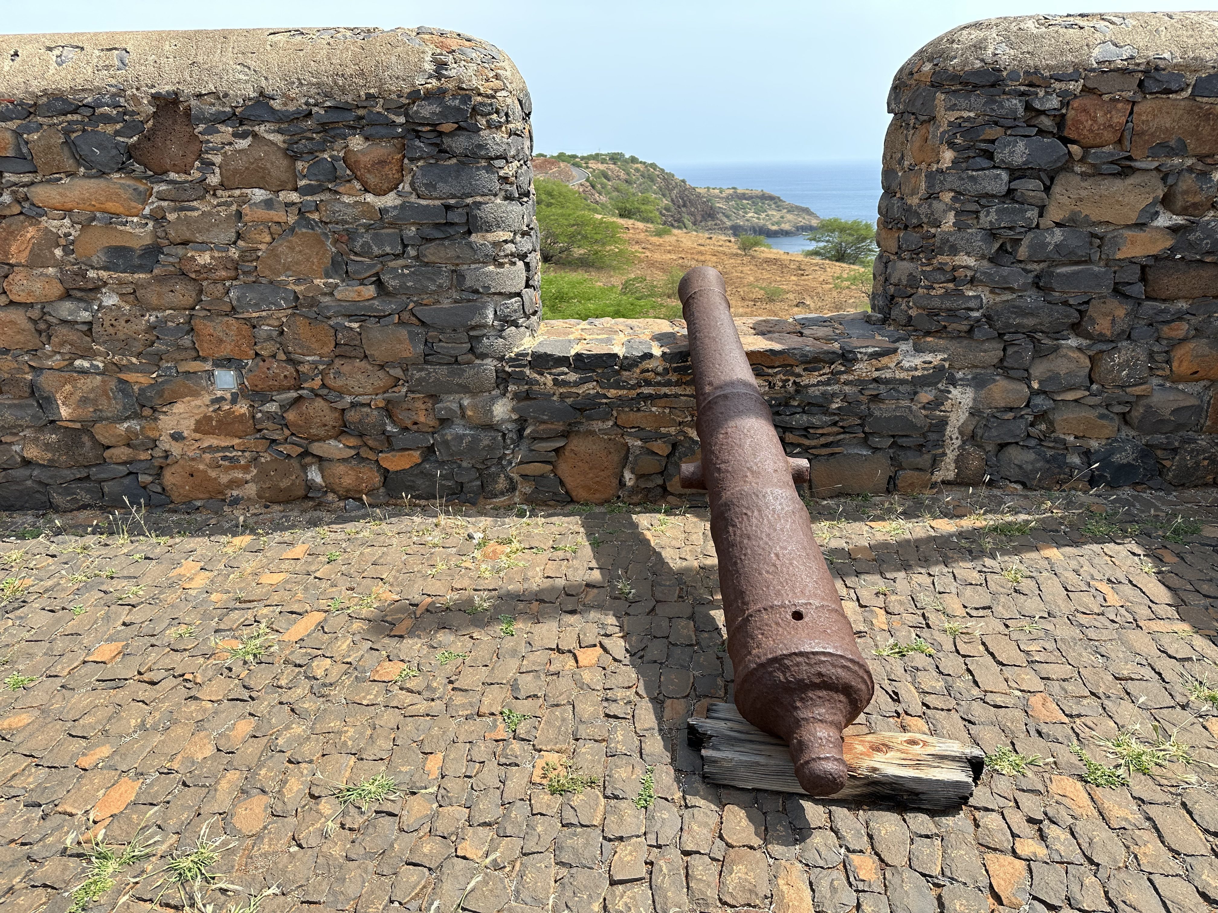 Kanonsloop op schietgat van kastelen van het Forte Real do São Felipe met zee op achtergrond.