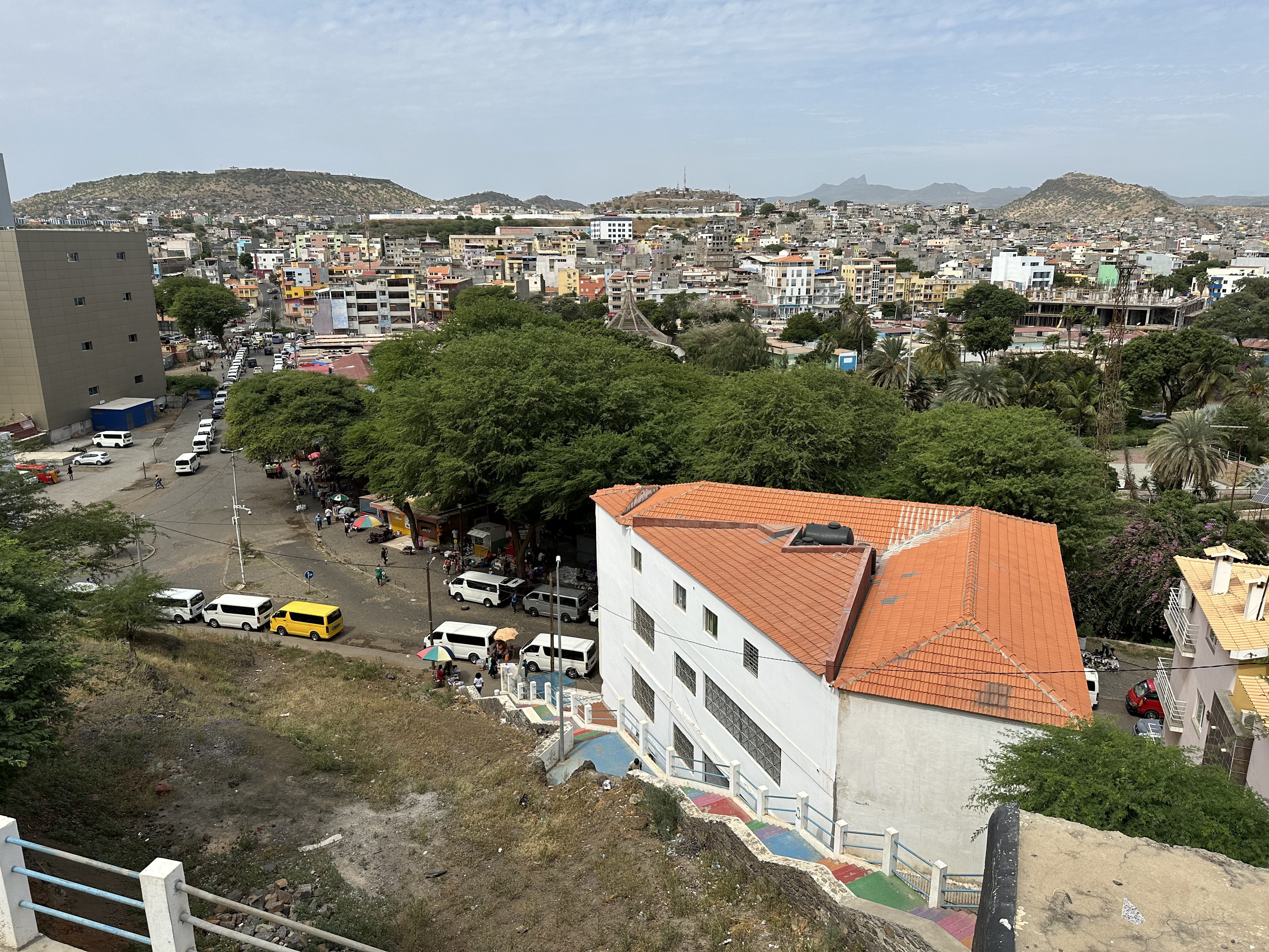 Panorama van Praia op een plateau.
