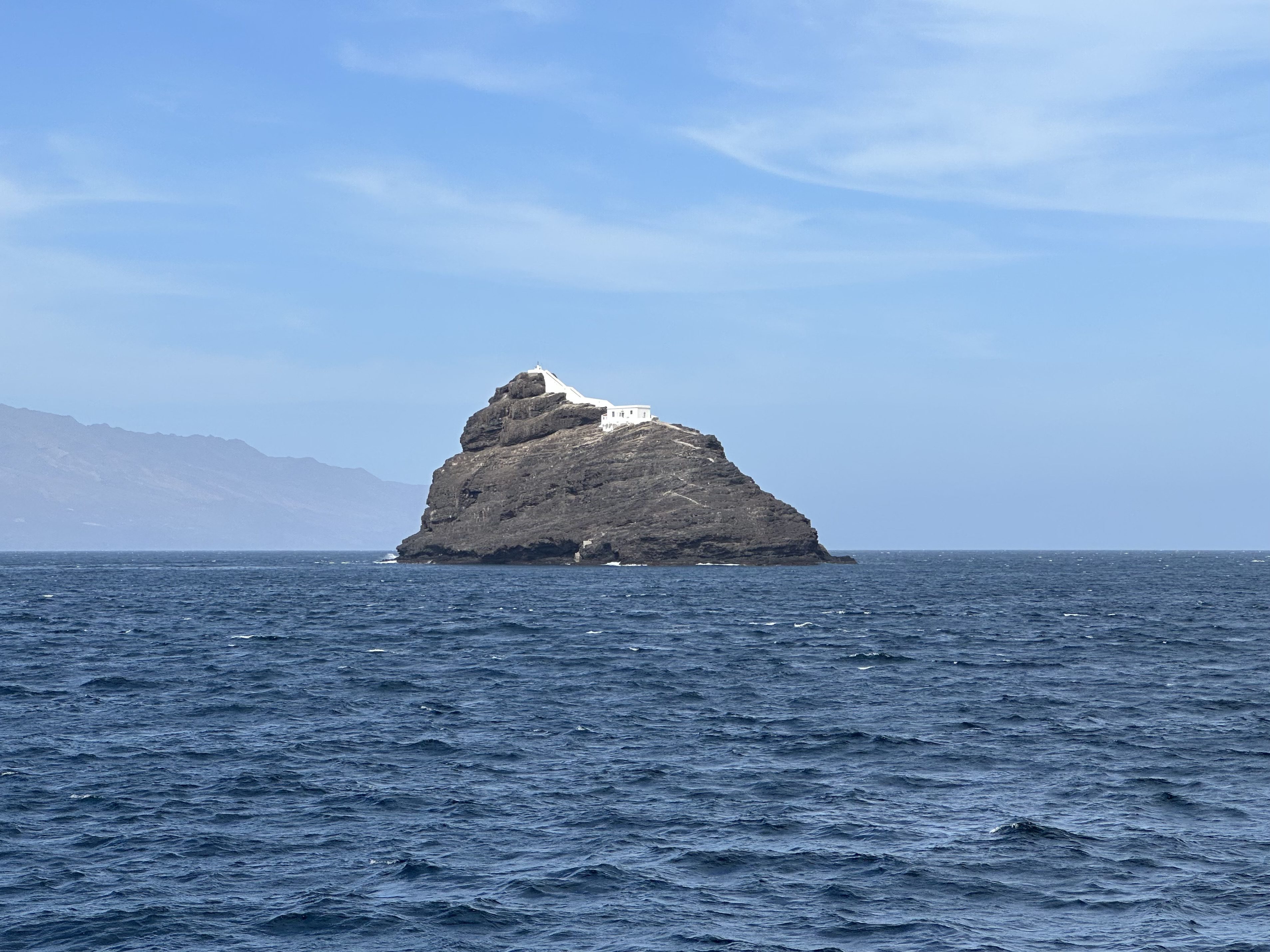 Djeu-eiland: een grote rots in see tussen São Vicente en Santo Antão.