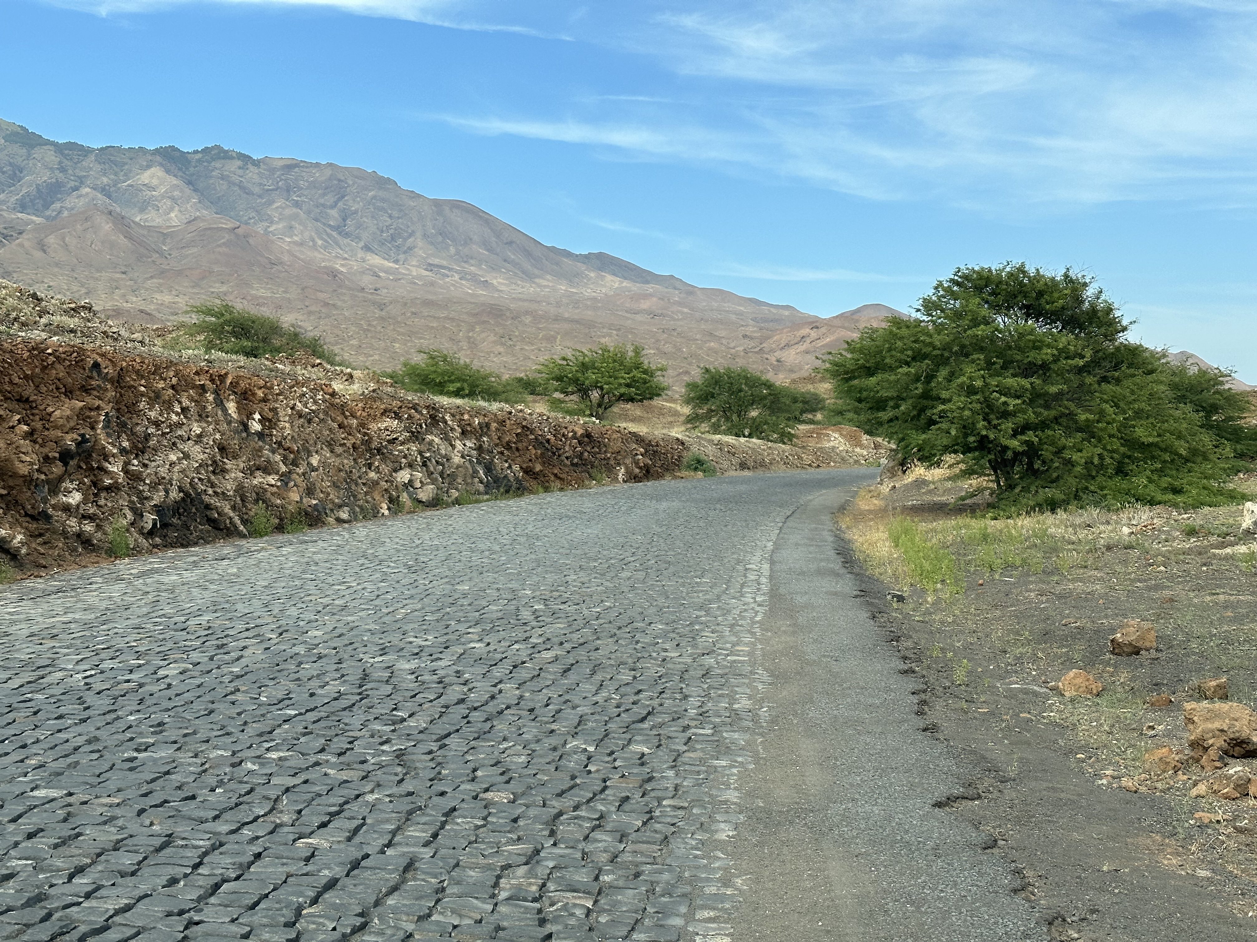 Brede kasseiweg op Santo Antão.