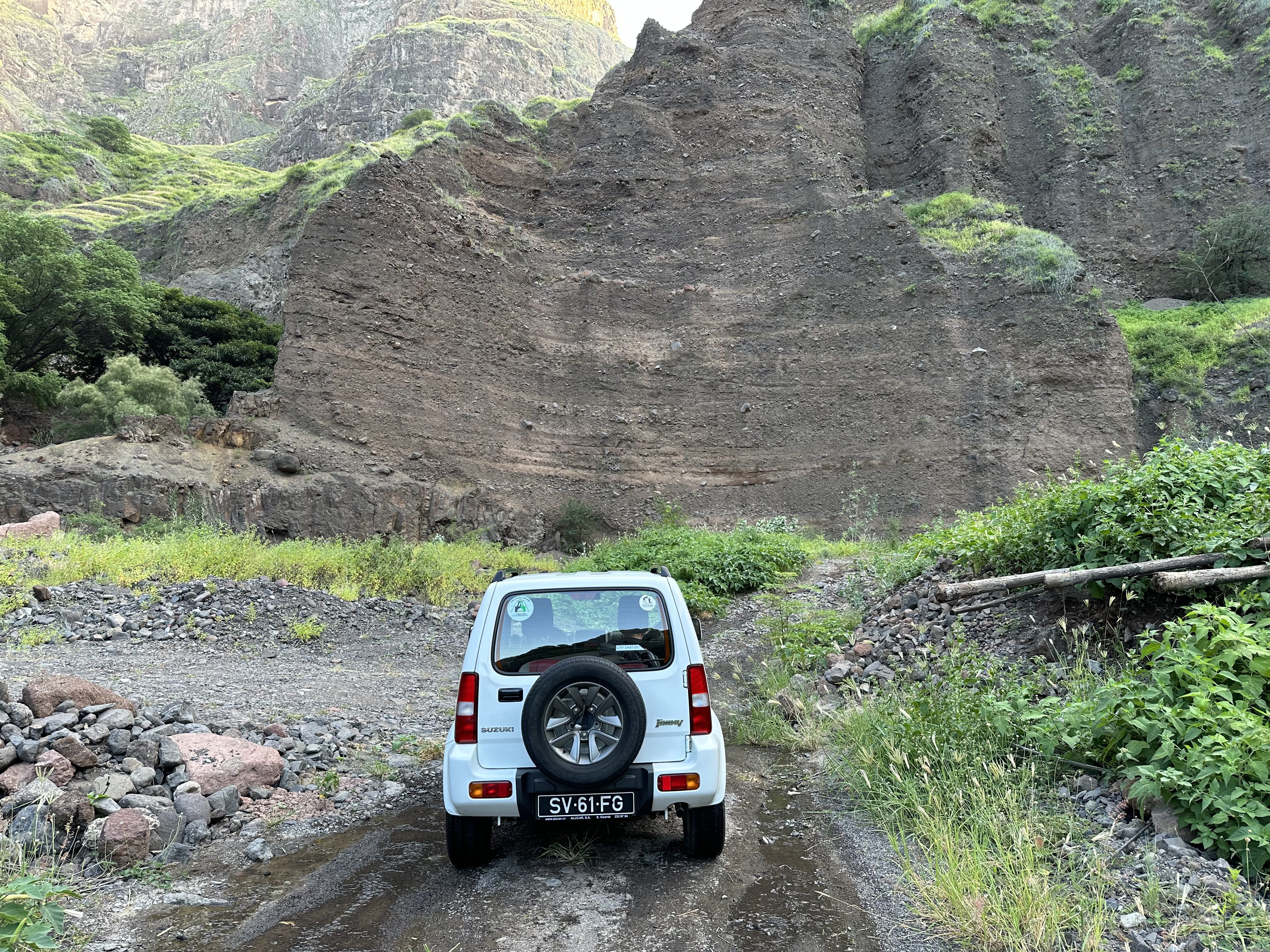 Witte auto in natte rivierbedding.