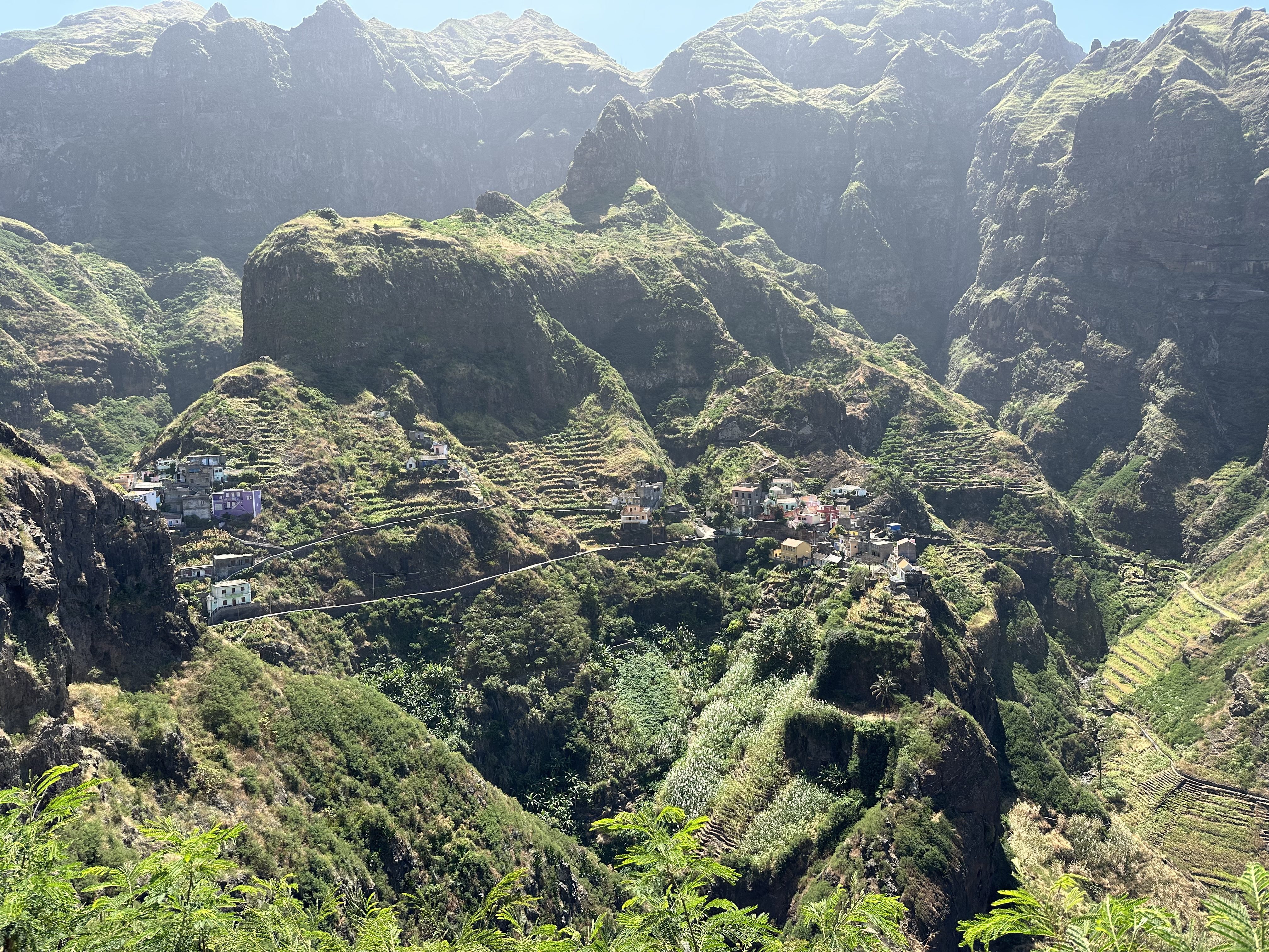 Hoge groene berge, diepe kloven en Fonatinhas in de verte.