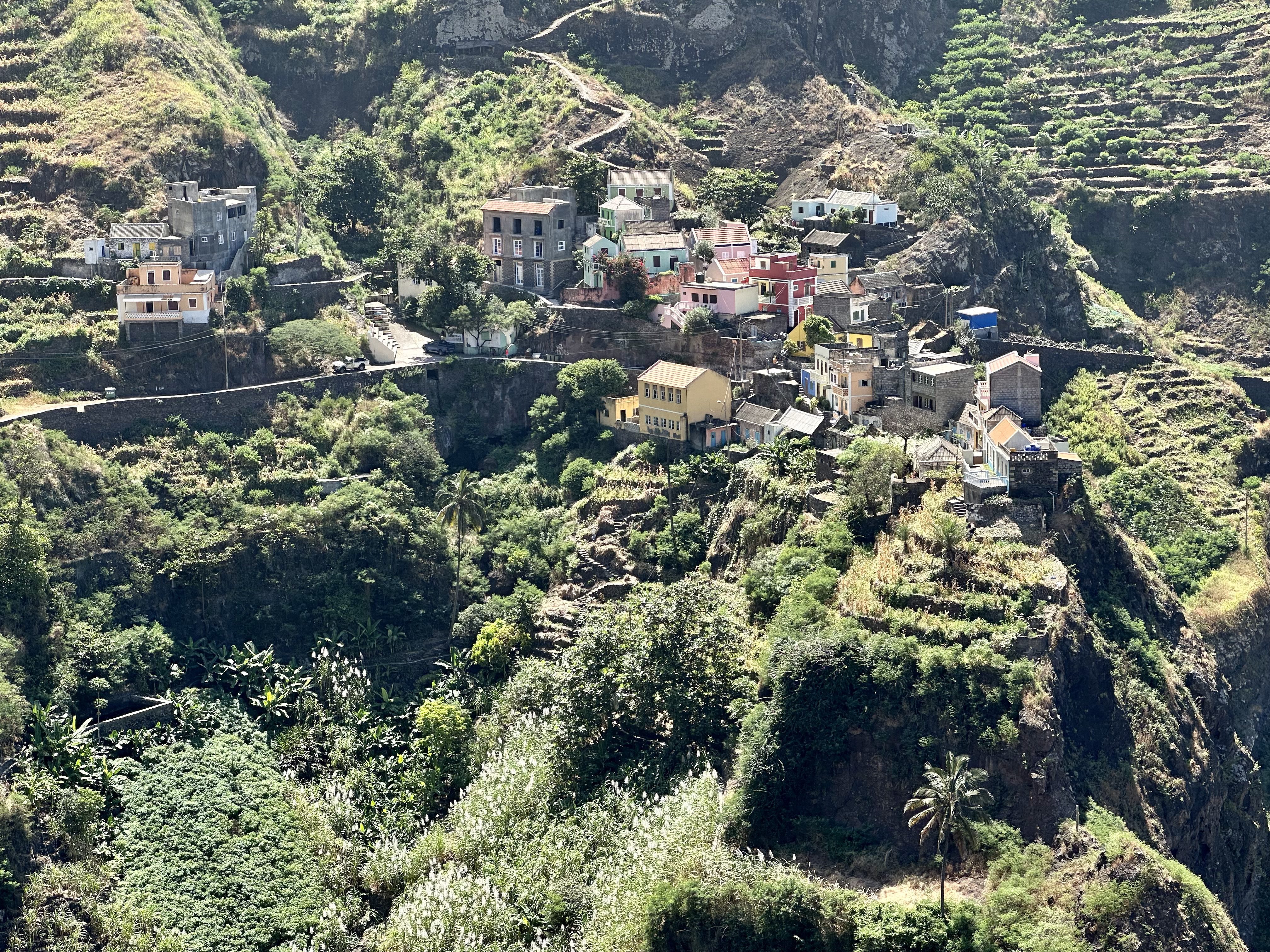 Panorama van Fontainhas met zijn gekleurde huisjes tegen een berghelling.